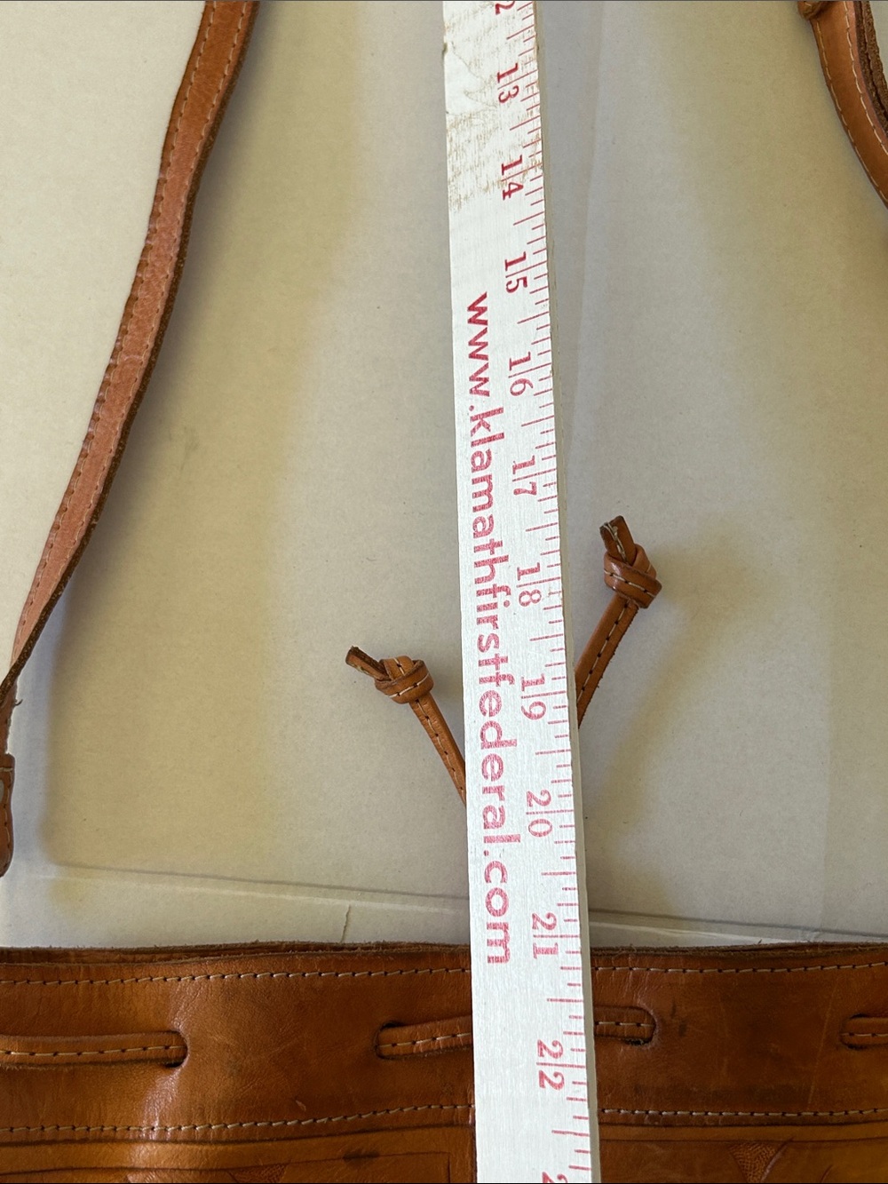 LEATHER DRAWSTRING CROSSBODY BUCKET BAG FEATURING HAND TOOLED FLORAL PATTERNS - Picture 12 of 12